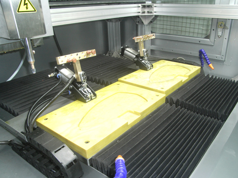雙工作臺(tái)螺柱焊機(jī)CNC-LZ4060-2（）鋁熨斗焊接.jpg
